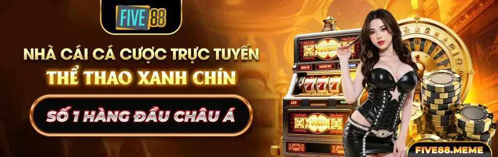 Bàn Baccarat sang trọng với các lá bài và chip, thể hiện sự hấp dẫn của nwe88 app